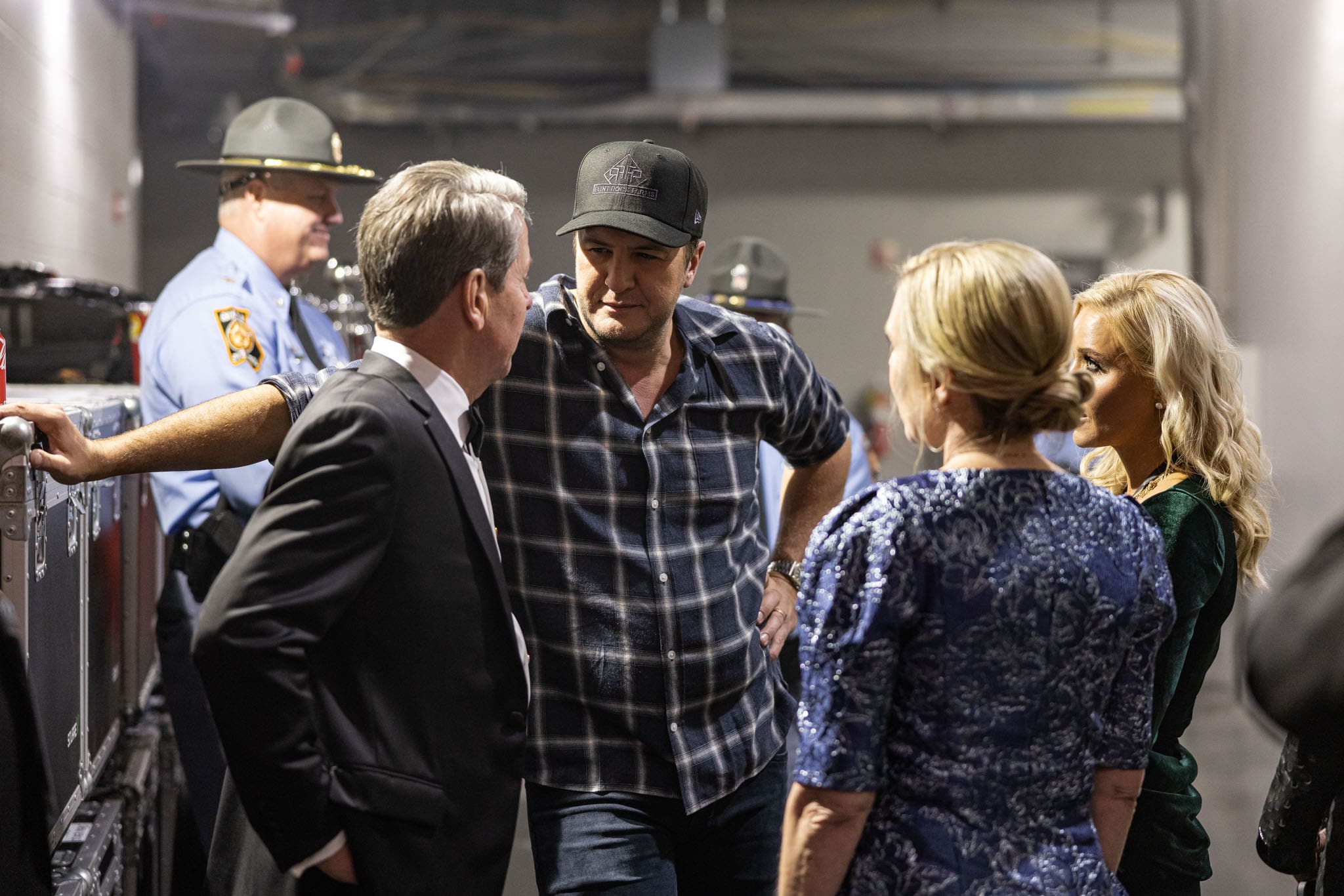 Luke-bryan-backstage-with-governor-brian-kemp-first-lady-marty-kemp-and-wife-caroline-boyer-with-georgia-state-trooper-in-background